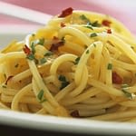 Špagety aglio, olio e peperoncino jsou klasickým prvním chodem tradiční italské neapolské kuchyně.