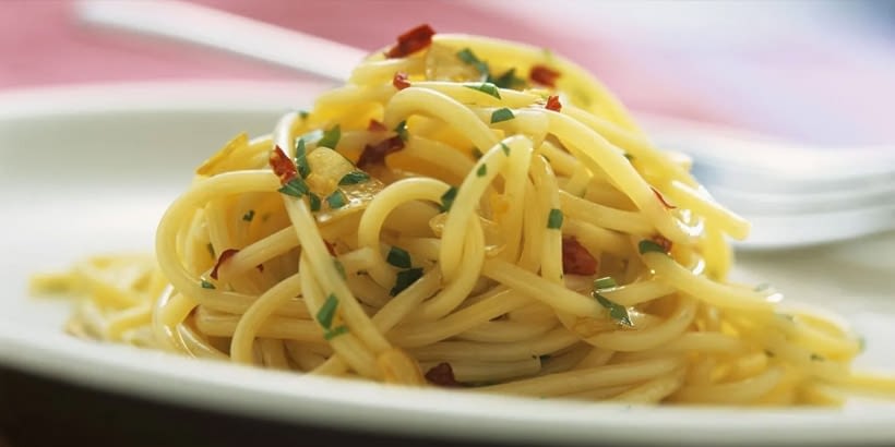 Špagety aglio, olio e peperoncino jsou klasickým prvním chodem tradiční italské neapolské kuchyně.
